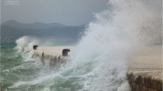 Lom valova na zadarskoj rivi 7. studenog 2014.  Foto: Marin Pitton