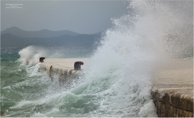 Lom valova na zadarskoj rivi 7. studenog 2014.  Foto: Marin Pitton