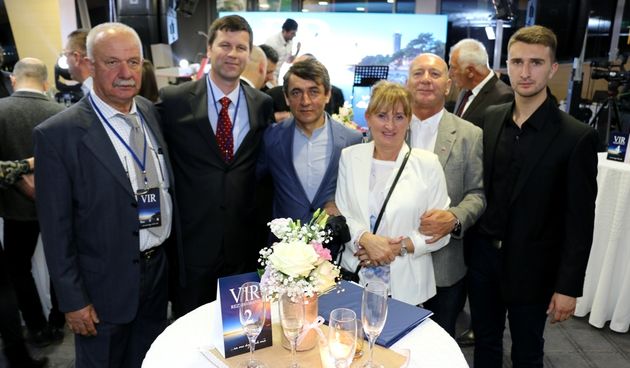 Državni tajnik Potápi u sredini; lijevo Živko Vučetić i Marino Rukavina, desno Gábor Varga-Stadler i njegova obitelj – supruga Gaby i sin Bálint.Prezentacija otoka Vira u hotelu “Osijek”