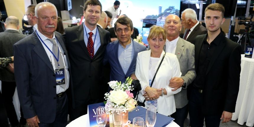 Državni tajnik Potápi u sredini; lijevo Živko Vučetić i Marino Rukavina, desno Gábor Varga-Stadler i njegova obitelj – supruga Gaby i sin Bálint.Prezentacija otoka Vira u hotelu “Osijek” Državni tajnik Potápi u sredini; lijevo Živko Vučetić i Marino Rukavina, desno Gábor Varga-Stadler i njegova obitelj – supruga Gaby i sin Bálint.Prezentacija otoka Vira u hotelu “Osijek”