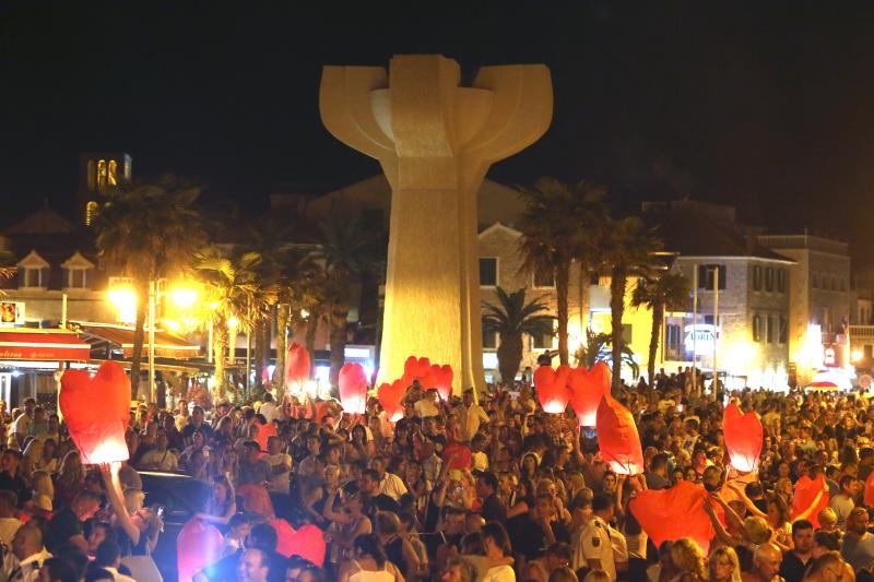Vodice: Puštanjem lampiona obilježena 10. obljetnica Kornatske tragedije Vodice: Puštanjem lampiona obilježena 10. obljetnica Kornatske tragedije