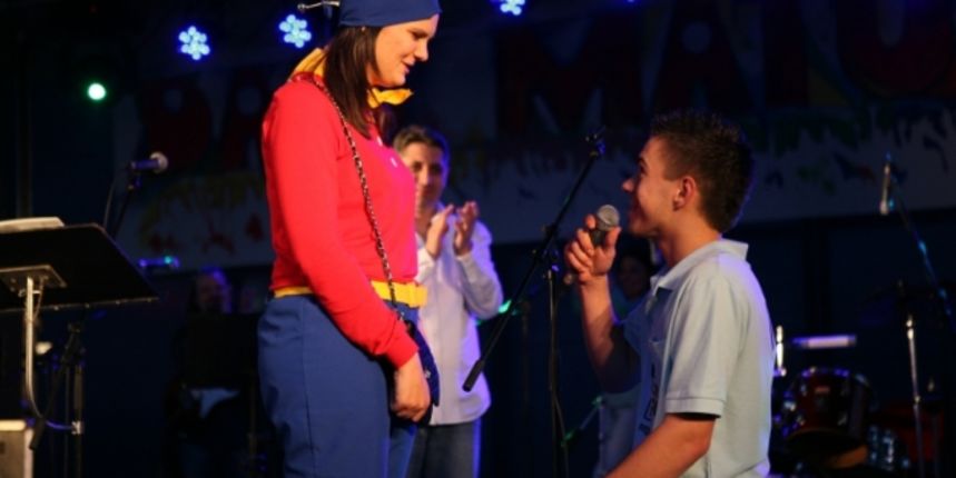 Zaprosio djevojku na norijadi, foto: CROPIX Zaprosio djevojku na norijadi, foto: CROPIX