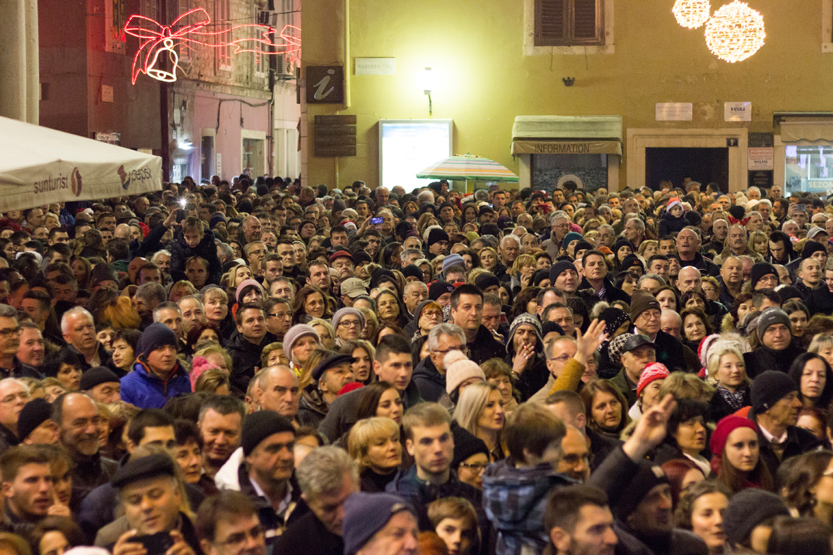 Doček 2017: Najluđa noć na zadarskom Poluotoku privukla više tisuća Zadrana i gostiju Doček 2017: Najluđa noć na zadarskom Poluotoku privukla više tisuća Zadrana i gostiju