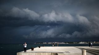 Opis  30.07.2014., Zadar – Ciklona Melisa jutros je na zadarsko podrucje donijela snazno nevrijeme praceno kisom i grmljavinom. Photo: Filip Brala/PIXSELL Autor  Filip Brala/PIXSELL Ključne riječi  ciklona, melisa, fronta, kisa, nevrijeme
