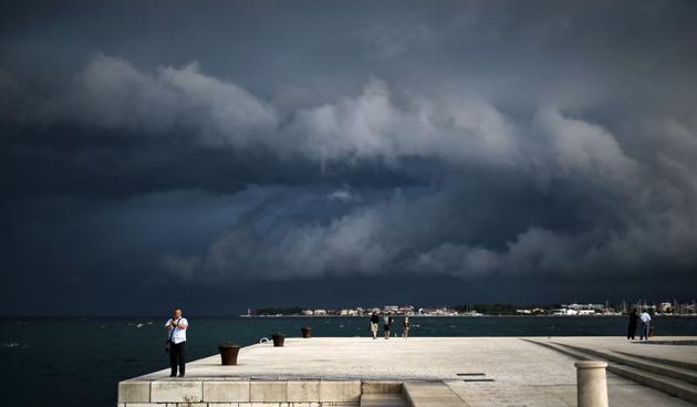 Opis  30.07.2014., Zadar – Ciklona Melisa jutros je na zadarsko podrucje donijela snazno nevrijeme praceno kisom i grmljavinom. Photo: Filip Brala/PIXSELL Autor  Filip Brala/PIXSELL Ključne riječi  ciklona, melisa, fronta, kisa, nevrijeme