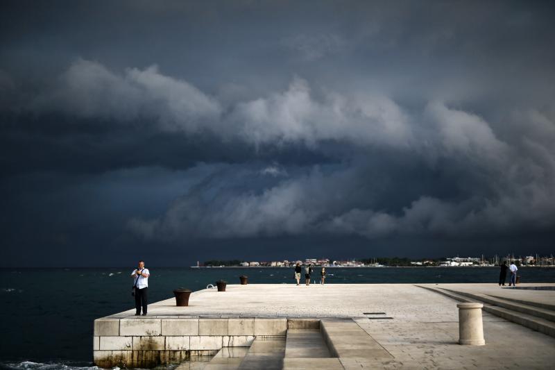 Opis  30.07.2014., Zadar – Ciklona Melisa jutros je na zadarsko podrucje donijela snazno nevrijeme praceno kisom i grmljavinom. Photo: Filip Brala/PIXSELL Autor  Filip Brala/PIXSELL Ključne riječi  ciklona, melisa, fronta, kisa, nevrijeme