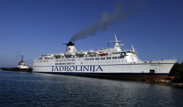 Otok Sit, 271009. Jutros su cetri remorkera nastavila akciju izvlacenja Jadrolninijinog trajekta Marko Polo koji se sa 105 osoba i 18 vozila u subotu oko 2 sata nasukao na otocic Sit izmedju Zuta i Pasmana u sibenskom akvatoriju. Foto: Niksa Stipanicev /