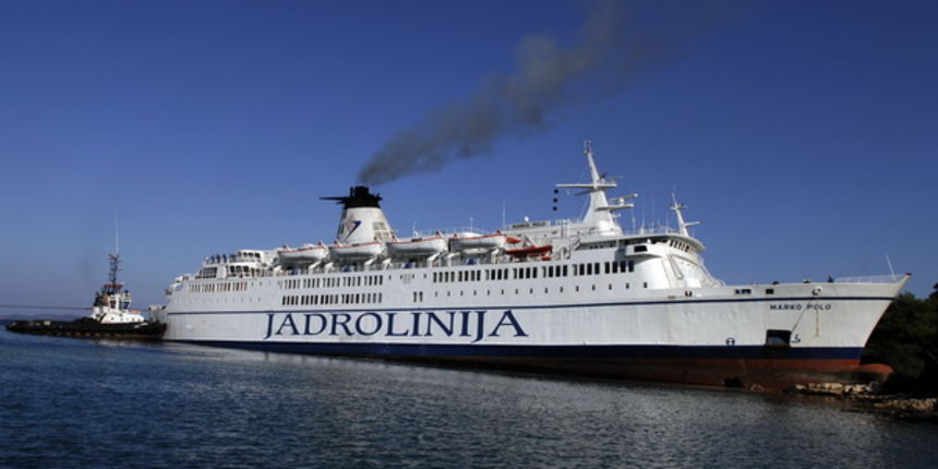 Otok Sit, 271009. Jutros su cetri remorkera nastavila akciju izvlacenja Jadrolninijinog trajekta Marko Polo koji se sa 105 osoba i 18 vozila u subotu oko 2 sata nasukao na otocic Sit izmedju Zuta i Pasmana u sibenskom akvatoriju. Foto: Niksa Stipanicev / Otok Sit, 271009. Jutros su cetri remorkera nastavila akciju izvlacenja Jadrolninijinog trajekta Marko Polo koji se sa 105 osoba i 18 vozila u subotu oko 2 sata nasukao na otocic Sit izmedju Zuta i Pasmana u sibenskom akvatoriju. Foto: Niksa Stipanicev /