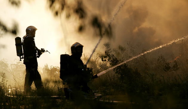 Zagreb, 290511.
Dragutina Golika.
Vatrogasci gase pozar koji je nastao u popodnevnim satima u napustenom skladistu tvrtke Ferimport u ulici Dragutina Golika u Voltinom.
Foto: Tomislav Kristo / CROPIX