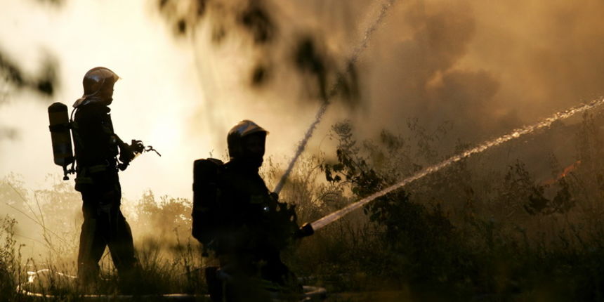 Zagreb, 290511.
Dragutina Golika.
Vatrogasci gase pozar koji je nastao u popodnevnim satima u napustenom skladistu tvrtke Ferimport u ulici Dragutina Golika u Voltinom.
Foto: Tomislav Kristo / CROPIX Zagreb, 290511.
Dragutina Golika.
Vatrogasci gase pozar koji je nastao u popodnevnim satima u napustenom skladistu tvrtke Ferimport u ulici Dragutina Golika u Voltinom.
Foto: Tomislav Kristo / CROPIX