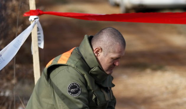 Zadar, 130110.
Na podrucju izmedju mjesta Crno i mjesta Murvica kraj Zadra jutros je smrtno stradao pirotehnicar. Ocevid je u tjeku. 
Kolega stradalog pirotehnicara zabrinuto pusi.
Foto: Jure Miskovic / CROPIX