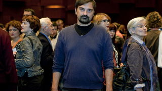 Zagreb, 230912.
Veceras je u KD Vatroslav Lisinski premijerno izvedena predstava Montazstroja 55+ u kojoj volonterski glumi 55 anonimaca starijih od 55 godina.
Na fotografiji: Leon Lucev.
Foto: Neja Markicevic / CROPIX Zagreb, 230912.
Veceras je u KD Vatroslav Lisinski premijerno izvedena predstava Montazstroja 55+ u kojoj volonterski glumi 55 anonimaca starijih od 55 godina.
Na fotografiji: Leon Lucev.
Foto: Neja Markicevic / CROPIX