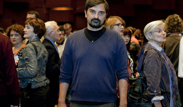 Zagreb, 230912.
Veceras je u KD Vatroslav Lisinski premijerno izvedena predstava Montazstroja 55+ u kojoj volonterski glumi 55 anonimaca starijih od 55 godina.
Na fotografiji: Leon Lucev.
Foto: Neja Markicevic / CROPIX