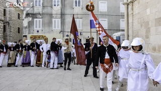 Paški zimski karneval 2018: Karnevalska povorka prošla ulicama grada do Pijace