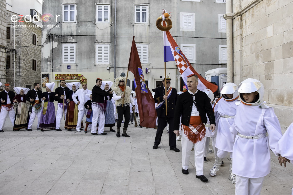 Paški zimski karneval 2018: Karnevalska povorka prošla ulicama grada do Pijace