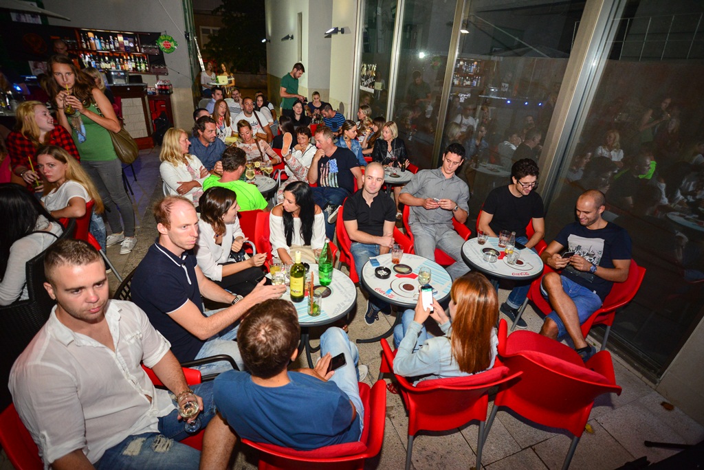 Klapa Contra oduševila u Teatro Baru i Zlatnom kutiću. Foto: Iva Perinčić Klapa Contra oduševila u Teatro Baru i Zlatnom kutiću. Foto: Iva Perinčić