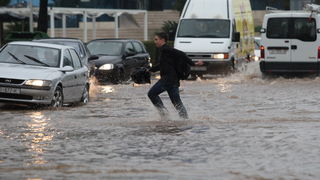 Zadar, 121012. 
Jaka kisa koja od sinoc pada na zadarskom podrucju stvorila je velike probleme u prometu. Najvise problema bilo je kod vec poznatih kriticnih mjesta u gradu: na Relji,kod Veslackog,na Branimiru.
Na fotografiji: detalj sa raskrizja kod Vesl
