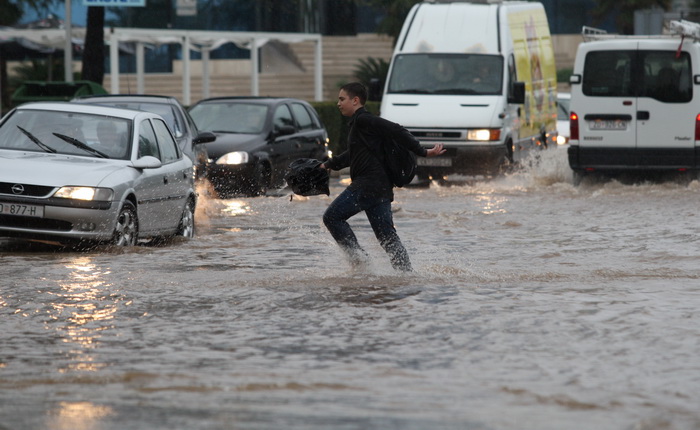 Zadar, 121012. 
Jaka kisa koja od sinoc pada na zadarskom podrucju stvorila je velike probleme u prometu. Najvise problema bilo je kod vec poznatih kriticnih mjesta u gradu: na Relji,kod Veslackog,na Branimiru.
Na fotografiji: detalj sa raskrizja kod Vesl