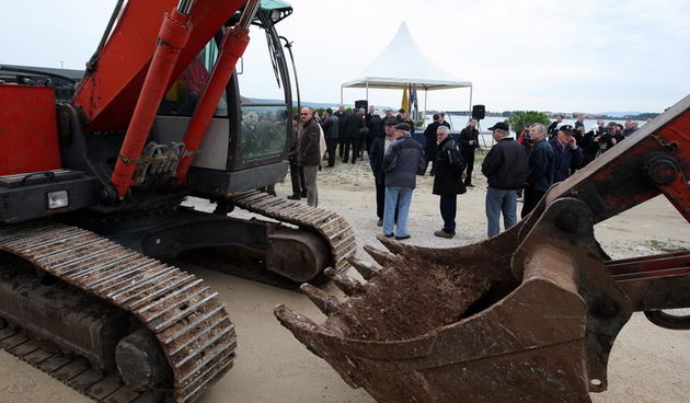 Zadar, 10012011.
Kod benzinske stanice u marini Dalmacija zapoceli  su radovi na izgradnji uredjaja za prociscivanje otpadnih voda Bibinje-Sukosan,podmorskog ispusta i djela kanalizacijske mreze.
Na slici: detalj sa svecanog otvaranja radova.
Foto: Vladim