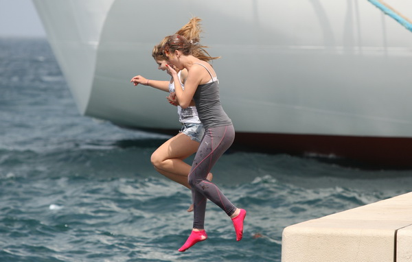 Zadar, 170513. 
Danas su se ucenici zavrsnih razreda zadarskih srednjih skola oprostili od skolskih klupa tradicionalnom Norijadom. 
Uz neizostavni alkohol, pjesmu i prosipanje brasna i jaja po centru grada, nakratko su privukli pozornost prolaznika na se