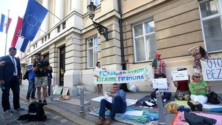 Otočani Markov trg pretvorili u plažu Otočani Markov trg pretvorili u plažu