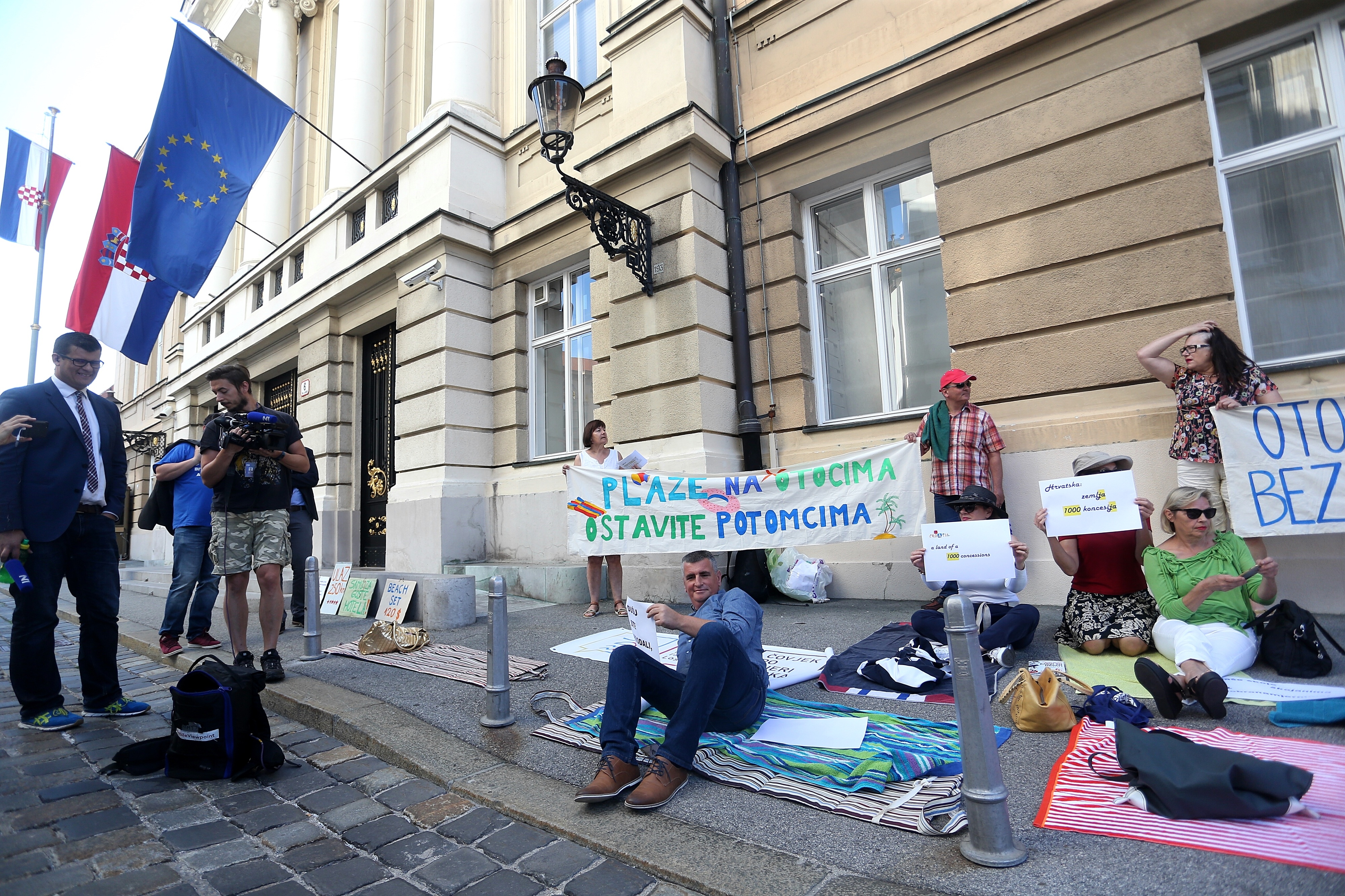 Otočani Markov trg pretvorili u plažu Otočani Markov trg pretvorili u plažu