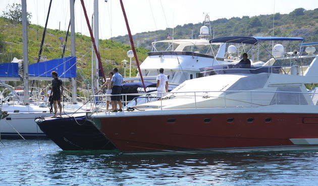 Primosten, 160811.
Kod otoka Maslinovik oko 12 sati doslo je do sudara  jedrilice Santa Pazienza i glisera kojim je upravljao zagrebacki poduzetnik Tomislav Horvatincic,  pri cemu su poginuli muskarac i zena sa jedrilice. 
Na slici: Gliser Horvatincica do