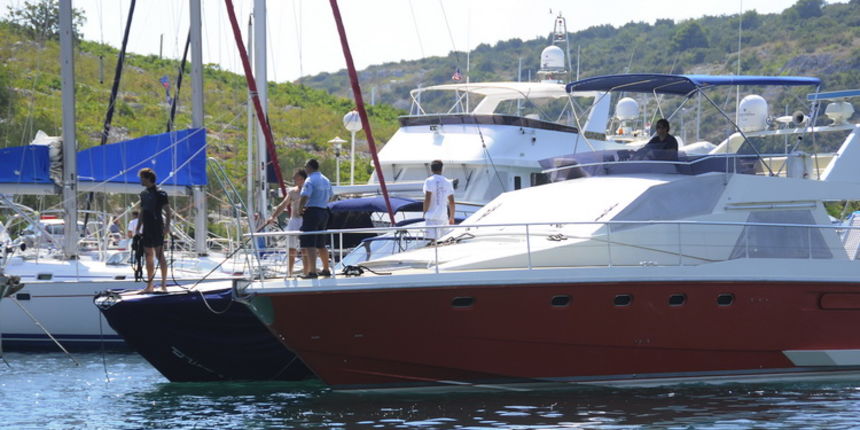 Primosten, 160811.
Kod otoka Maslinovik oko 12 sati doslo je do sudara  jedrilice Santa Pazienza i glisera kojim je upravljao zagrebacki poduzetnik Tomislav Horvatincic,  pri cemu su poginuli muskarac i zena sa jedrilice. 
Na slici: Gliser Horvatincica do