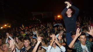 Mještani Bibinja sinoć su uživali u vrhunskom koncertu grupe Colonija na sportskom centru Crljenica Mještani Bibinja sinoć su uživali u vrhunskom koncertu grupe Colonija na sportskom centru Crljenica