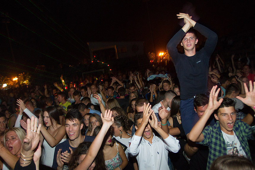 Mještani Bibinja sinoć su uživali u vrhunskom koncertu grupe Colonija na sportskom centru Crljenica Mještani Bibinja sinoć su uživali u vrhunskom koncertu grupe Colonija na sportskom centru Crljenica