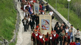 Knin , 130409.
Deveti festival Zudija (cuvara Kristova groba ) ove godine se odrzava u gradu Kninu, gdje  sudjeluju 24 skupine 
Na slici mimohod zudija po kninskim ulicama.
Foto: Niksa Stipanicev / CROPIX