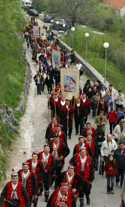Knin , 130409.
Deveti festival Zudija (cuvara Kristova groba ) ove godine se odrzava u gradu Kninu, gdje  sudjeluju 24 skupine 
Na slici mimohod zudija po kninskim ulicama.
Foto: Niksa Stipanicev / CROPIX