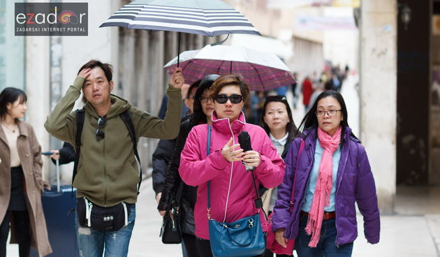 Đir po gradu, srijeda 4. travnja 2018. Kiša, kišobran, turisti