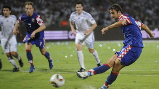 Tel Aviv, 091010.
Ramat-Gan Stadion.
Kvalifikacijska nogometna utakmica grupe F izmedju Izraela i Hrvatske za Euro 2012 u Poljskoj i Ukrajini.
Na slici: Kranjcar puca penal za 0:1.
Foto: Drago Sopta / CROPIX