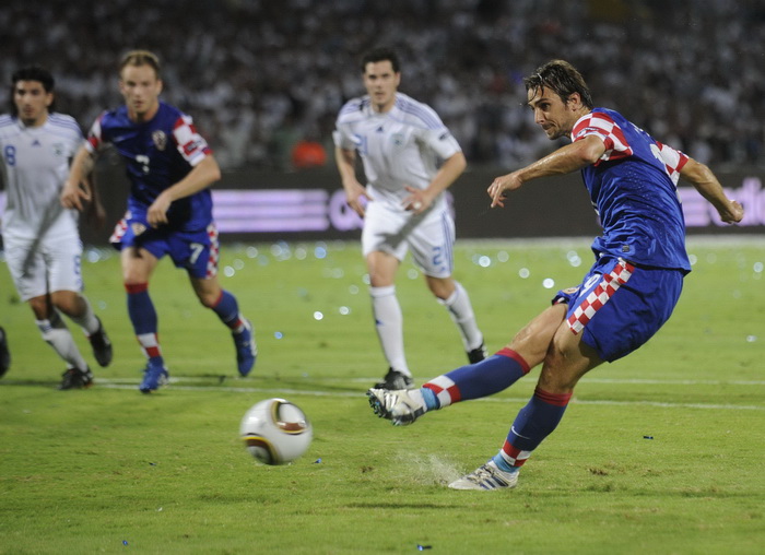 Tel Aviv, 091010.
Ramat-Gan Stadion.
Kvalifikacijska nogometna utakmica grupe F izmedju Izraela i Hrvatske za Euro 2012 u Poljskoj i Ukrajini.
Na slici: Kranjcar puca penal za 0:1.
Foto: Drago Sopta / CROPIX