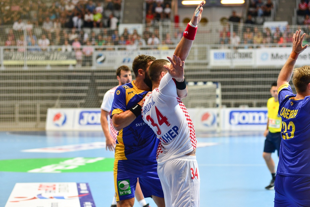 U doista sjajnoj atmosferi koju je stvorilo oko 5000 navijača iz cijele Hrvatske, naši su rukometni reprezentativci remizirali sa Švedskom i to s rezultatom 25-25. Bila je to ‘kaubojima’ pretposljednja pripremna utakmica uoči Olimpijskih igara