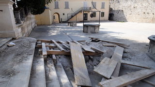 Zadar, 180312.
U noci sa subote na nedjelju nepoznati pocinitelji razbijali su po Poluotoku te napravili veliku stetu na gradilistu kod Trga pet bunara gdje je porazbijana rampa za ulaz u park, a mjesalica za beton zavrsila je cak kod pomorske skole u dru Zadar, 180312.
U noci sa subote na nedjelju nepoznati pocinitelji razbijali su po Poluotoku te napravili veliku stetu na gradilistu kod Trga pet bunara gdje je porazbijana rampa za ulaz u park, a mjesalica za beton zavrsila je cak kod pomorske skole u dru