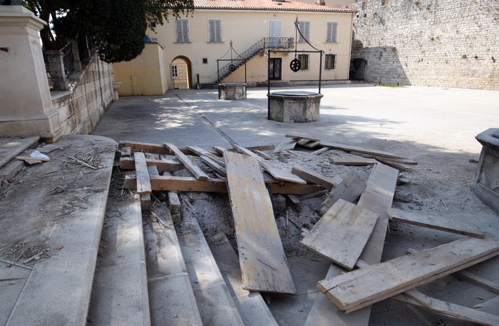 Zadar, 180312.
U noci sa subote na nedjelju nepoznati pocinitelji razbijali su po Poluotoku te napravili veliku stetu na gradilistu kod Trga pet bunara gdje je porazbijana rampa za ulaz u park, a mjesalica za beton zavrsila je cak kod pomorske skole u dru Zadar, 180312.
U noci sa subote na nedjelju nepoznati pocinitelji razbijali su po Poluotoku te napravili veliku stetu na gradilistu kod Trga pet bunara gdje je porazbijana rampa za ulaz u park, a mjesalica za beton zavrsila je cak kod pomorske skole u dru