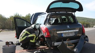 Dvoje ozlijeđenih u sudaru dva automobila na vodičkoj obilaznici, intervenirali i vatrogasci Dvoje ozlijeđenih u sudaru dva automobila na vodičkoj obilaznici, intervenirali i vatrogasci