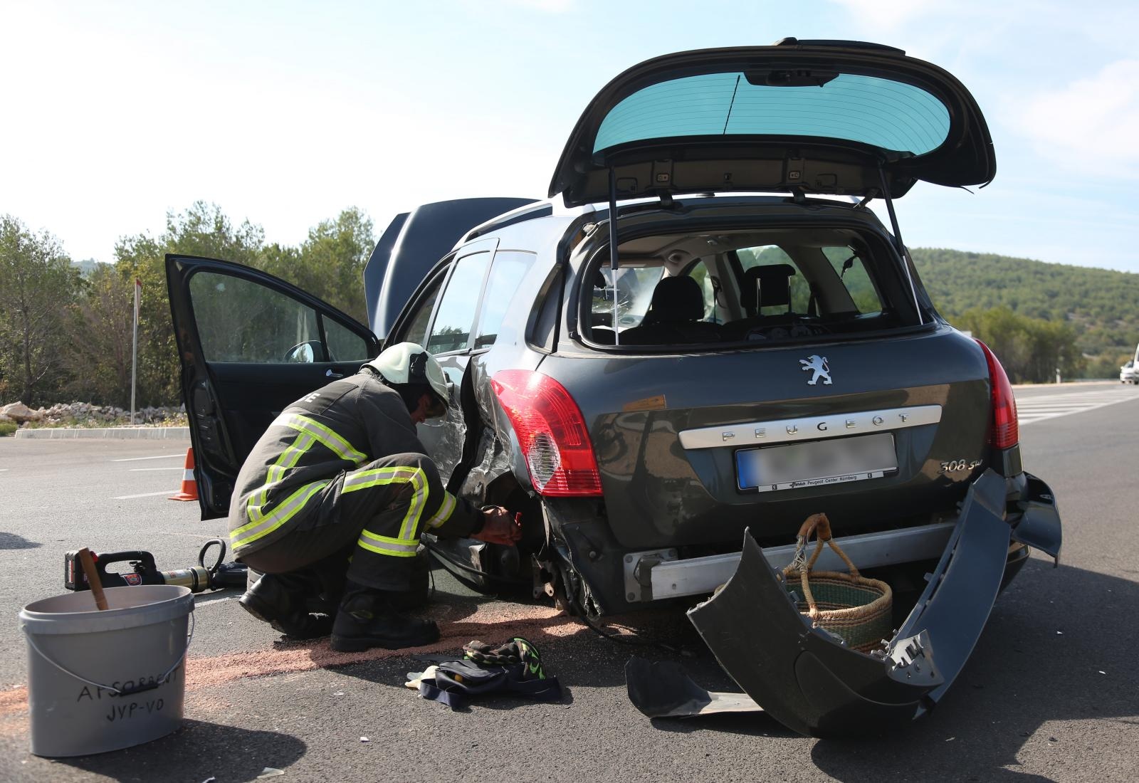 Dvoje ozlijeđenih u sudaru dva automobila na vodičkoj obilaznici, intervenirali i vatrogasci Dvoje ozlijeđenih u sudaru dva automobila na vodičkoj obilaznici, intervenirali i vatrogasci