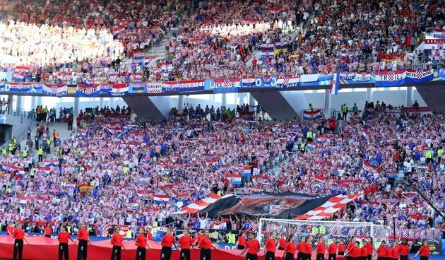 U dvoboju zadnjeg, 3. kola D skupine EURA u Bordeauxu igraju nogometaši Hrvatske i Španjolske (1-1).   Pred 40.000 gledatelja na stadionu Matmut Atlantic sudi Bjorn Kuipers.    Strijelci: 0-1 Morata (7), 1-1 Kalinić (45)