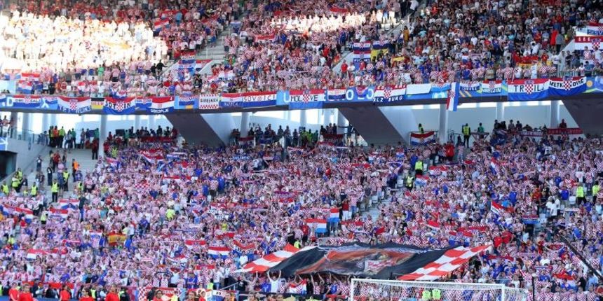 U dvoboju zadnjeg, 3. kola D skupine EURA u Bordeauxu igraju nogometaši Hrvatske i Španjolske (1-1).   Pred 40.000 gledatelja na stadionu Matmut Atlantic sudi Bjorn Kuipers.    Strijelci: 0-1 Morata (7), 1-1 Kalinić (45)