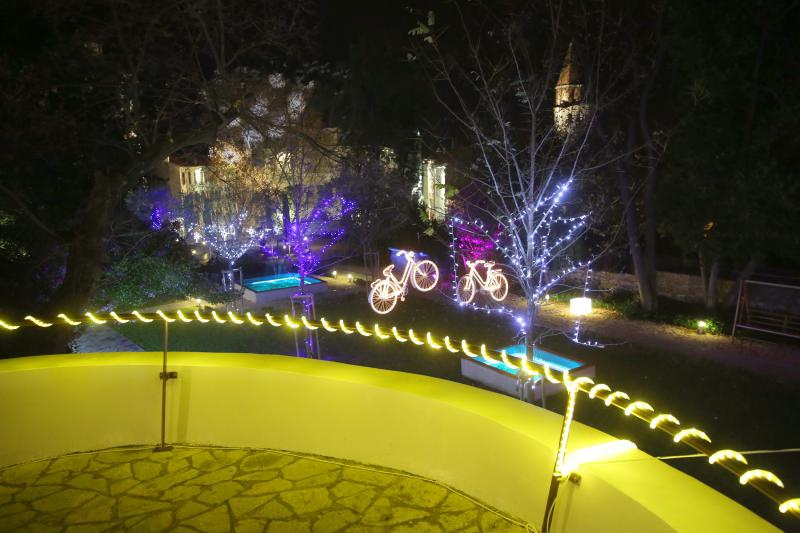 Perivoj Jelene Madijevke na trgu Pet bunara dobio je novo bozicno ruho. Photo: Filip Brala/PIXSELL Perivoj Jelene Madijevke na trgu Pet bunara dobio je novo bozicno ruho. Photo: Filip Brala/PIXSELL