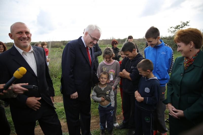 09.11.2013., Tinj – Predsjednik RH Ivo Josipovic posjetio je poljoprivrednike u Tinju te poljoprivrednu zadrugu Maraska Tinj koja je vazan dobavljac visnje maraske za zadarsku tvrtku Maraska d.d. Photo: Filip Brala/PIXSELL