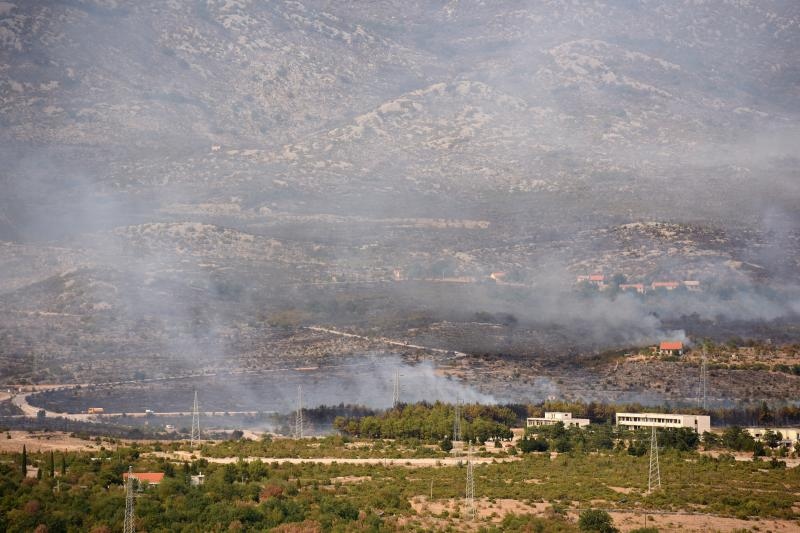 Jaka bura otežava gašenje požara kod Obrovca