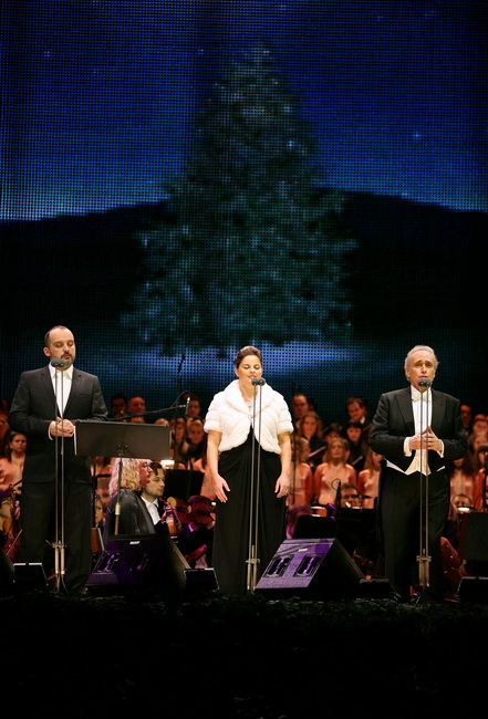 Zagreb, 191209.
U Areni Zagreb odrzan je humanitarni koncert naziva Korak u zivot u svrhu prikupljanja novca za skolovanje djece iz djecjih domova. Nastupili su Jose Carreras, Tony Cetinski i Celine Byrne.
Na slici: Jose Carreras, Tony Cetinski i Celine B Zagreb, 191209.
U Areni Zagreb odrzan je humanitarni koncert naziva Korak u zivot u svrhu prikupljanja novca za skolovanje djece iz djecjih domova. Nastupili su Jose Carreras, Tony Cetinski i Celine Byrne.
Na slici: Jose Carreras, Tony Cetinski i Celine B