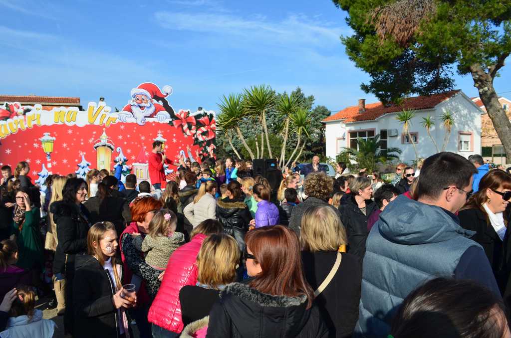 Vir: Druženje virske djece sa Svetim Nikolom Vir: Druženje virske djece sa Svetim Nikolom