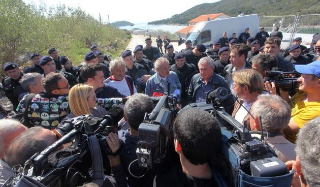 Radnicima škvera Nauta Lamjana interventna policija PU Zadarske onemogućila je pokušaj ulaska u škver u kojem se odvija stečajni postupak.  Photo: Filip Brala/PIXSELL