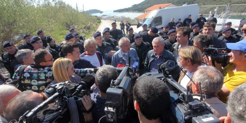 Radnicima škvera Nauta Lamjana interventna policija PU Zadarske onemogućila je pokušaj ulaska u škver u kojem se odvija stečajni postupak.  Photo: Filip Brala/PIXSELL