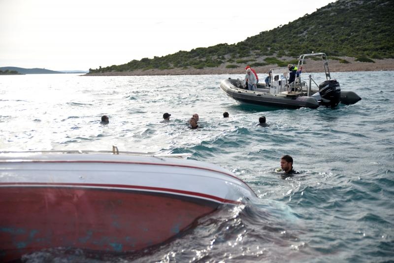 Ministra Hajdaša Dončića i posadu spašavali iz prevrnutog broda na regati Latinsko idro, Photo: Duško Jaramaz/PIXSELL